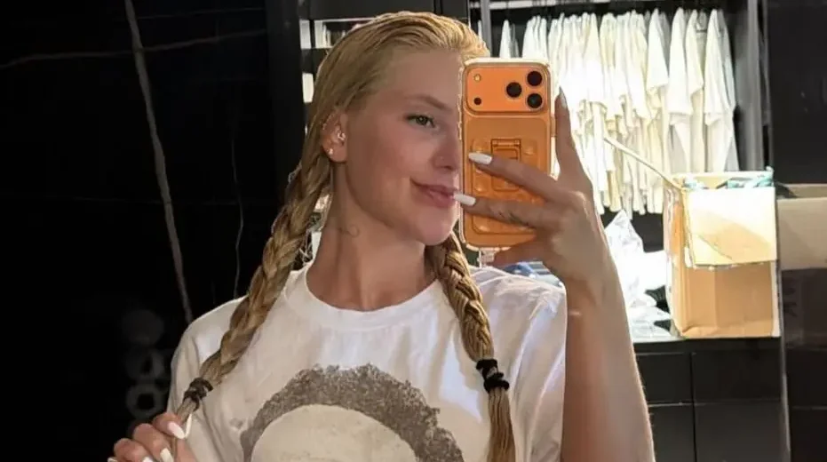 Virginia Fonseca usa camiseta com rosto de Vini Jr. estampado para arrasar