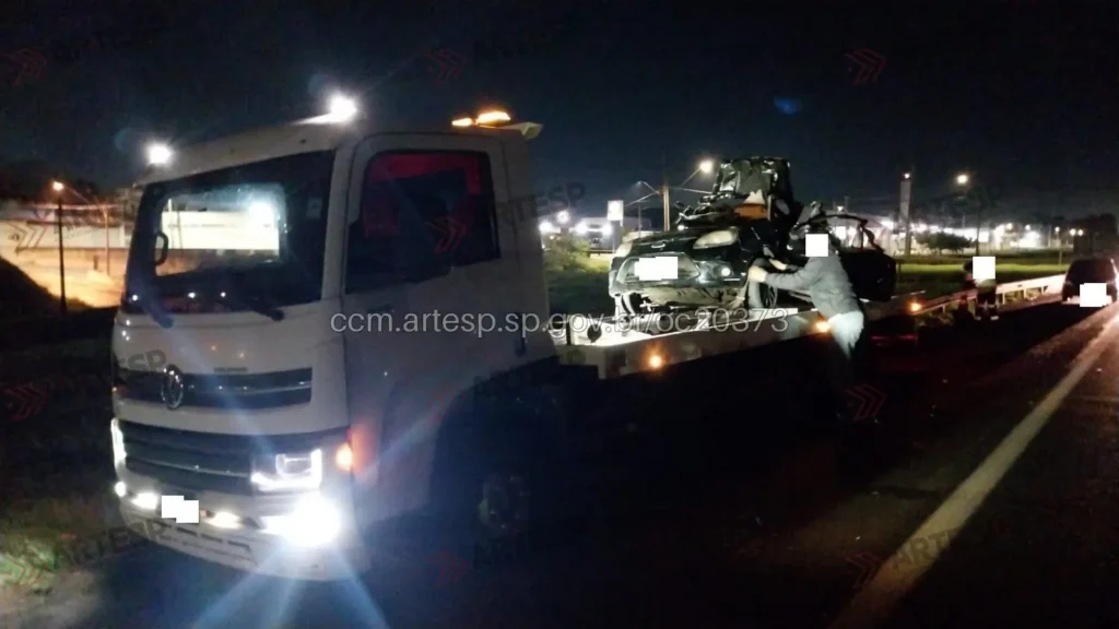 Acidente entre carro e guincho deixa dois mortos em SP
