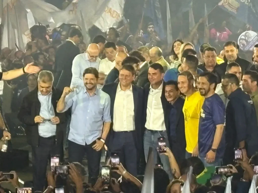 Ao lado de Flávio, Tarcísio busca renovar a confiança em SP