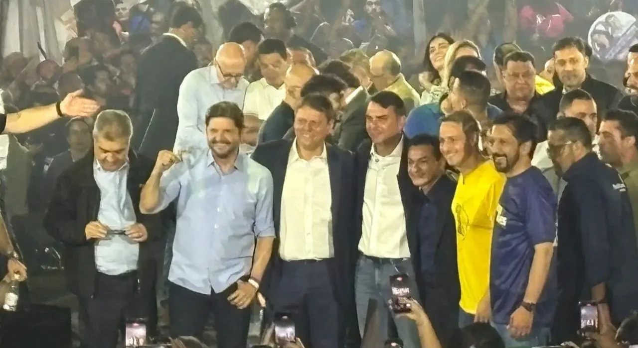 Ao lado de Flávio, Tarcísio busca renovar a confiança em SP