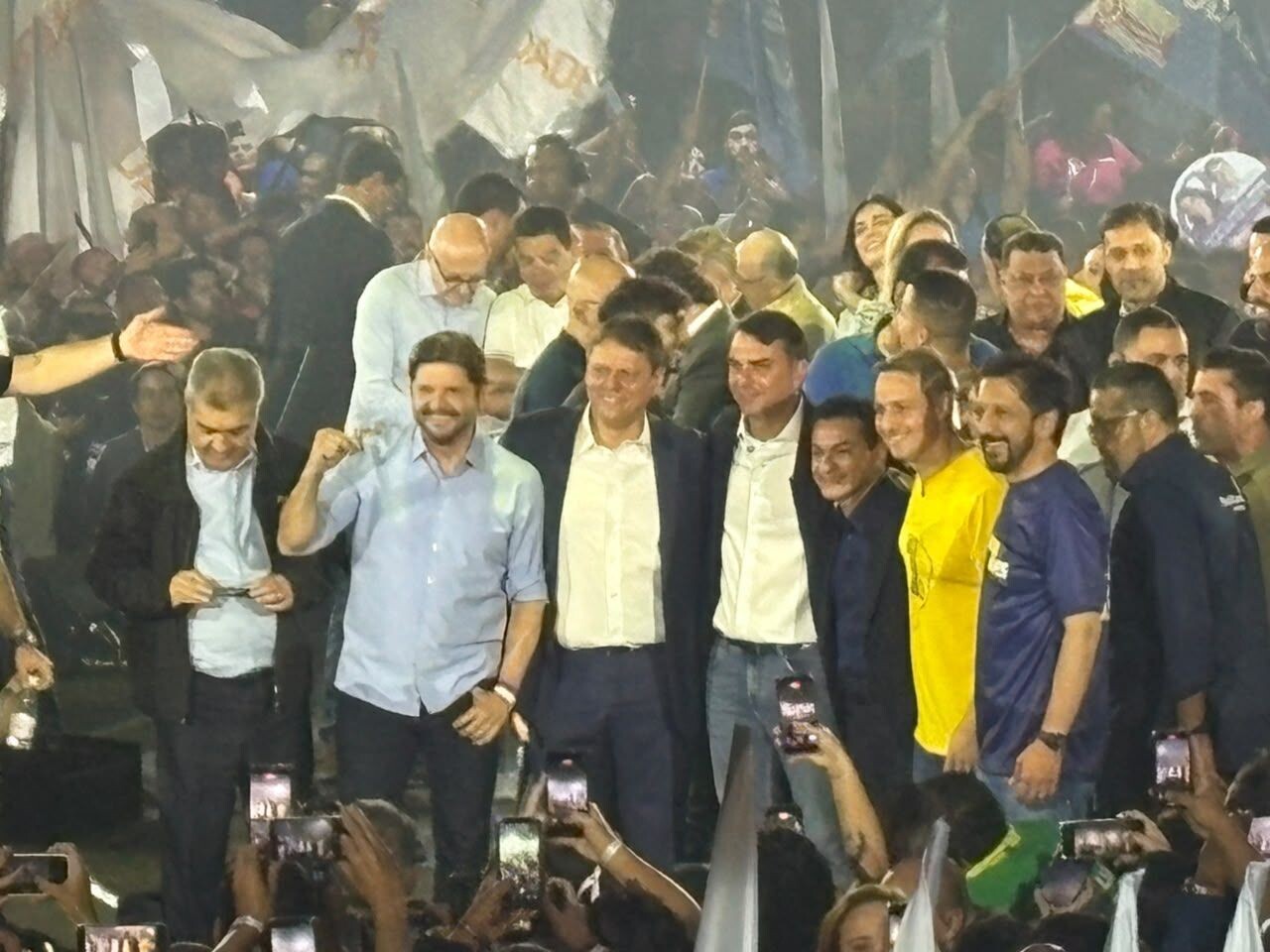 Ao lado de Flávio, Tarcísio busca renovar a confiança em SP