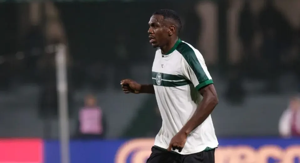 Zagueiro do Coritiba joga contra São Paulo após queda heroica