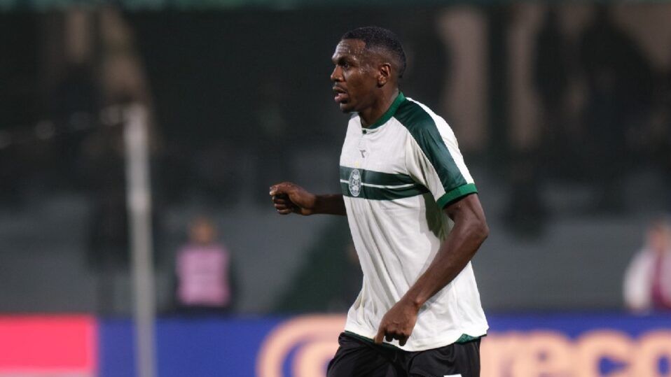 Zagueiro do Coritiba joga contra São Paulo após queda heroica
