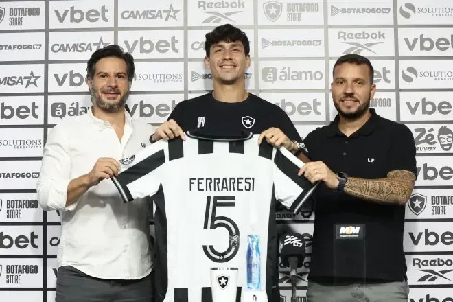 Botafogo contrata Ferraresi em definitivo até 2029 para reforço seguro