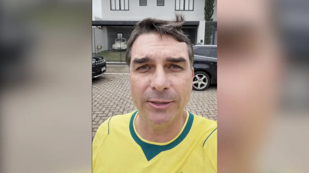 Flávio come pão com leite condensado e revela apoio a Bolsonaro