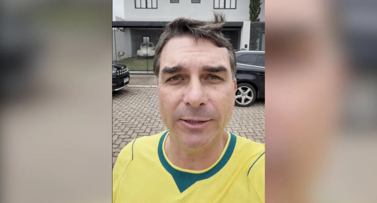 Flávio come pão com leite condensado e revela apoio a Bolsonaro
