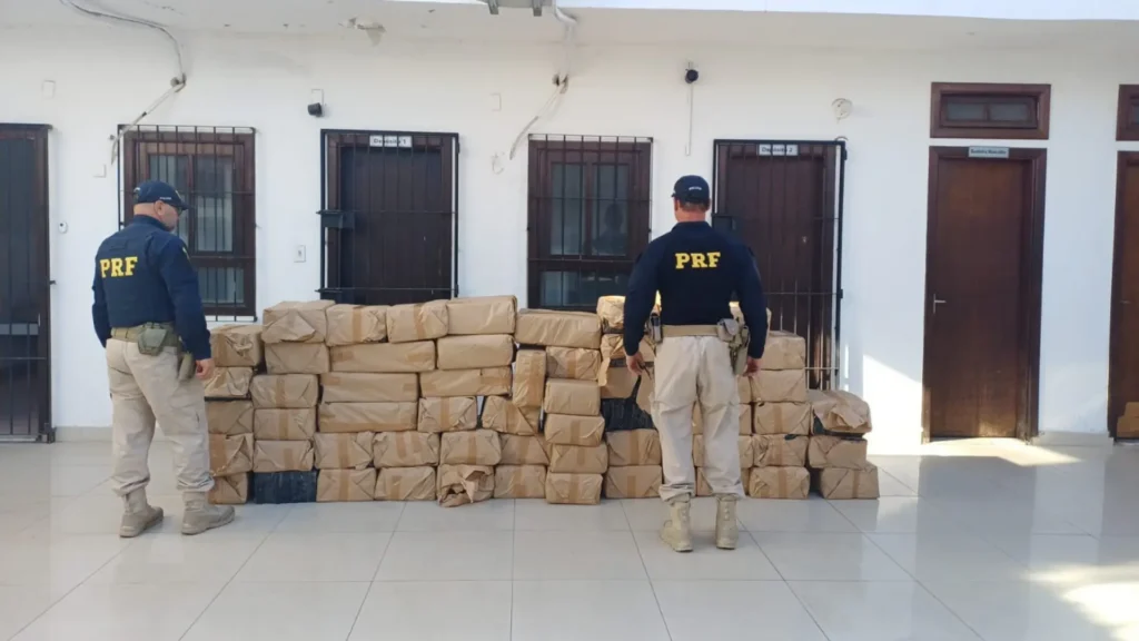 PRF apreende mais de uma tonelada de maconha na Dutra, SP