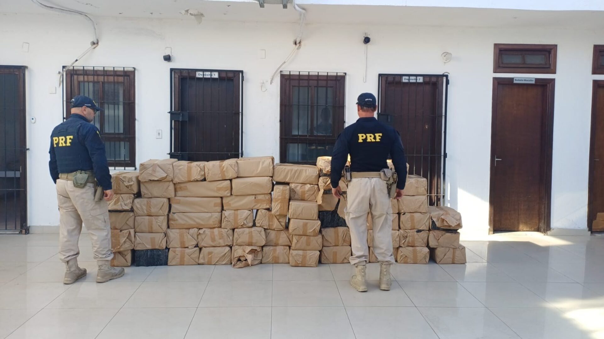 PRF apreende mais de uma tonelada de maconha na Dutra, SP