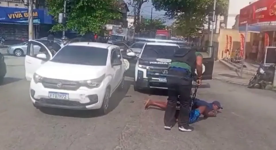 Integrantes do TCP são presos com carro clonado e munições no RJ