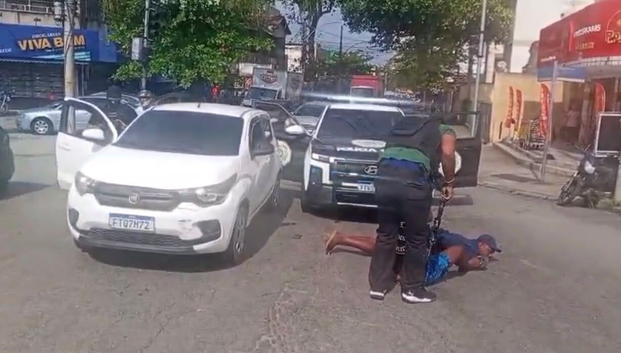 Integrantes do TCP são presos com carro clonado e munições no RJ