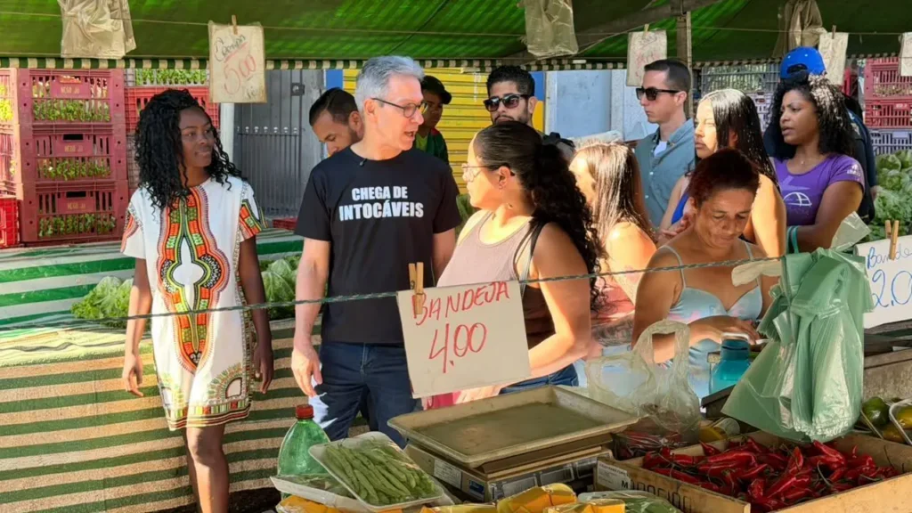 Zema visita feira e afirma que brasileiro está mais pobre hoje
