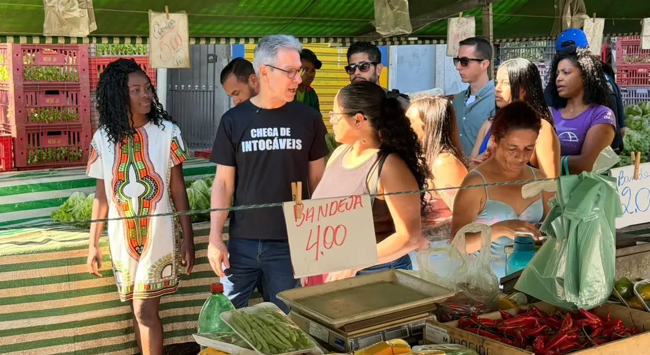 Zema visita feira e afirma que brasileiro está mais pobre hoje