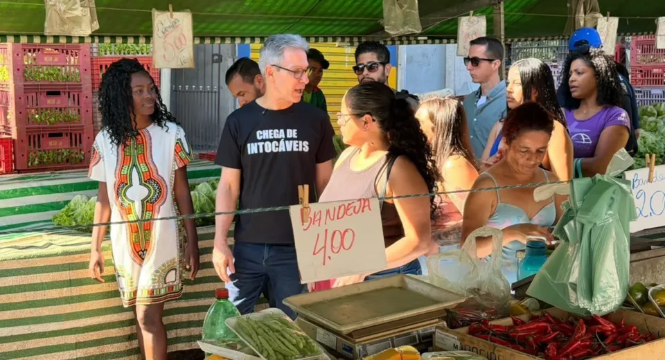 Zema visita feira e afirma que brasileiro está mais pobre hoje