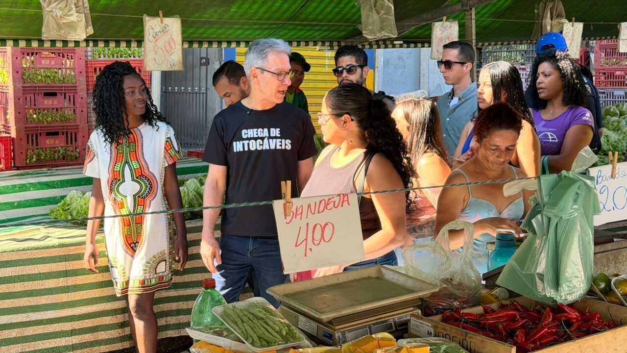 Zema visita feira e afirma que brasileiro está mais pobre hoje