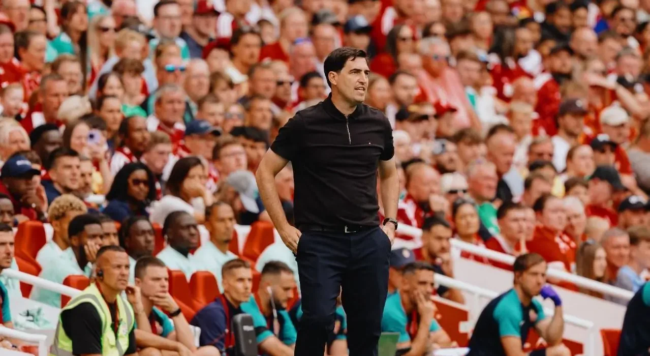 Iraola admite limitações do Liverpool antes da estreia na Premier League