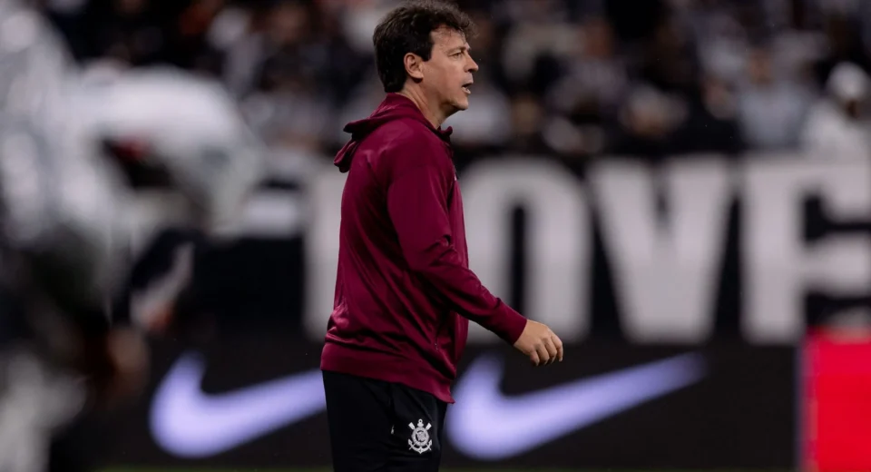 “Machuca muito”: Diniz reflete sobre as derrotas do Corinthians