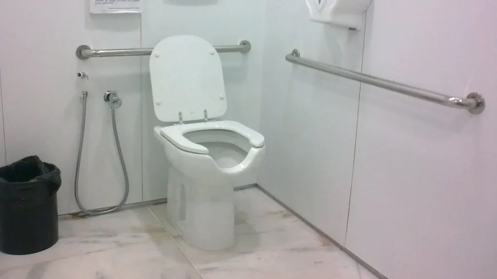 Muitos acreditam que essa abertura no vaso sanitário melhora a segurança.
