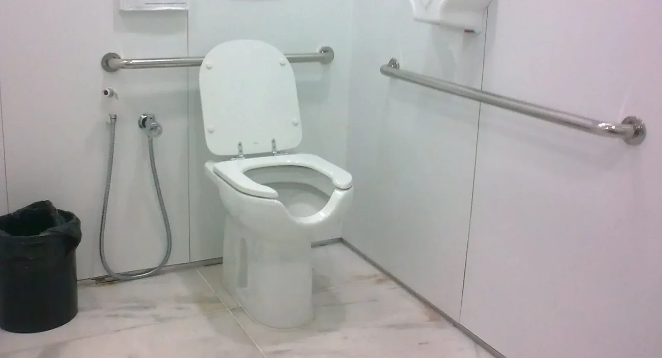 Muitos acreditam que essa abertura no vaso sanitário melhora a segurança.