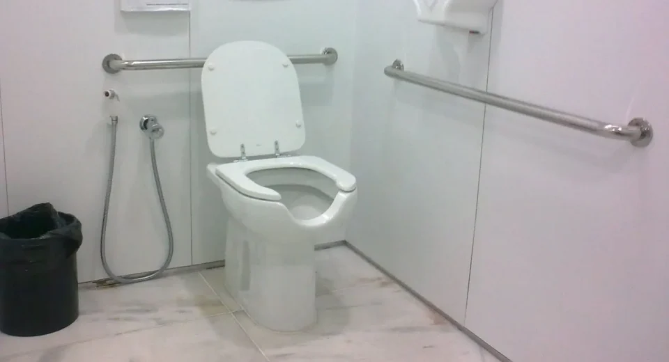 Muitos acreditam que essa abertura no vaso sanitário melhora a segurança.