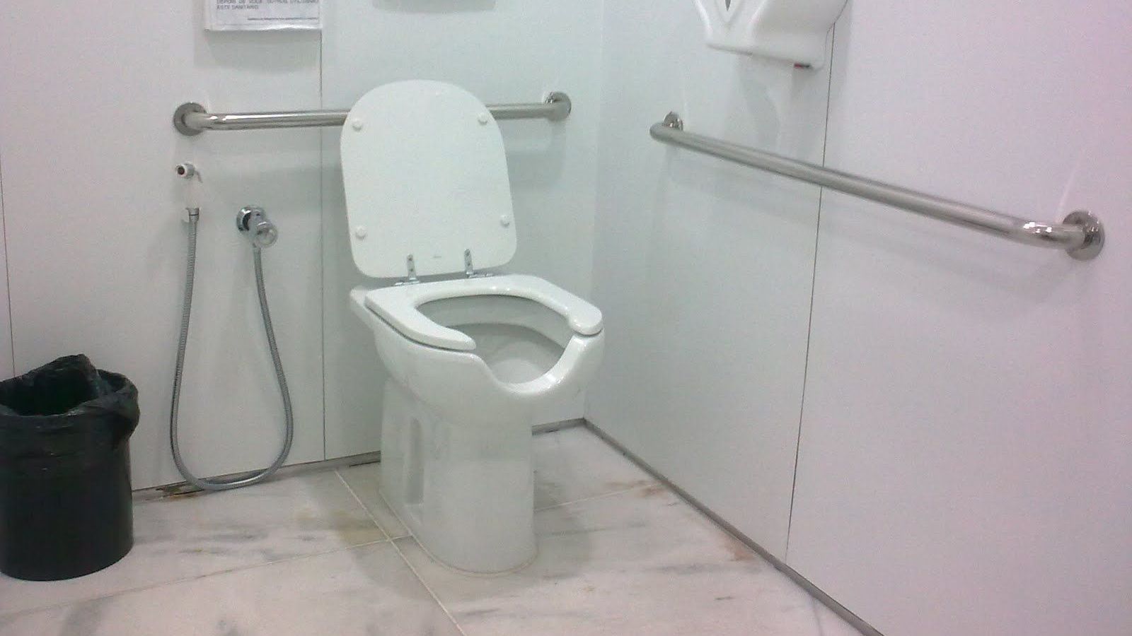 Muitos acreditam que essa abertura no vaso sanitário melhora a segurança.