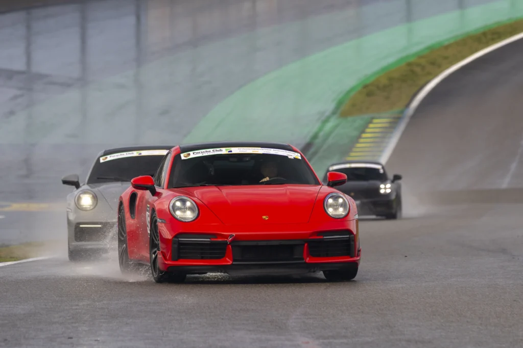 Evento reúne mais de 100 esportivos e promete adrenalina em Interlagos