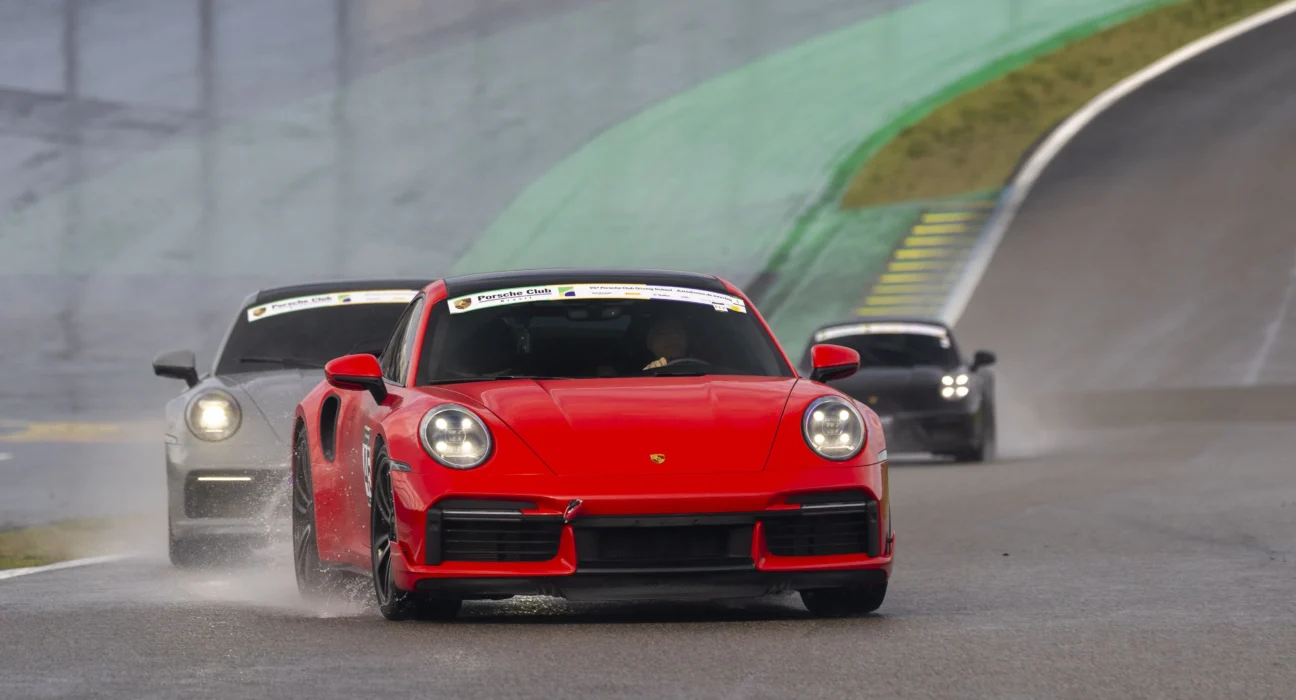 Evento reúne mais de 100 esportivos e promete adrenalina em Interlagos