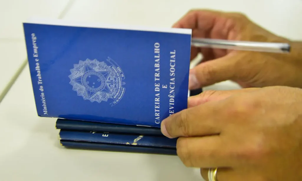 Brasil cria 165,8 mil empregos formais em agosto para crescer