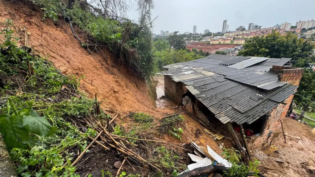 Sobe para quatro o número de mortos em decorrência das chuvas