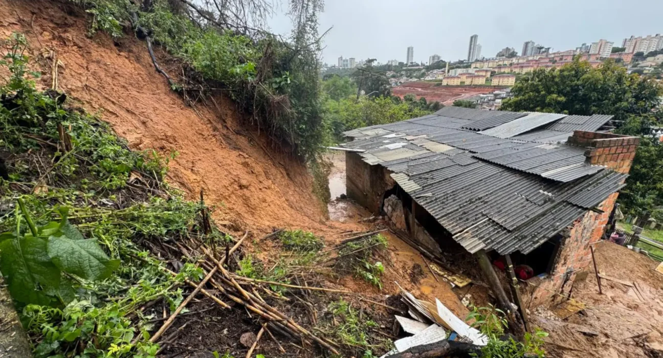 Sobe para quatro o número de mortos em decorrência das chuvas