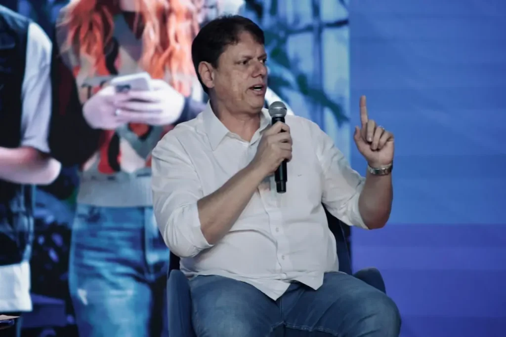 “Não estou buscando eleitor evangélico”, afirma Tarcísio em entrevista.