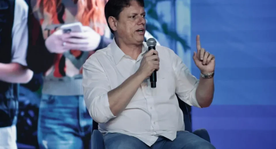 “Não estou buscando eleitor evangélico”, afirma Tarcísio em entrevista.