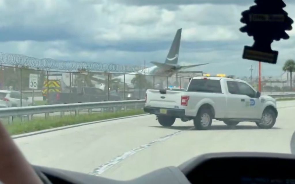 Avião de carga da Amazon ultrapassa pista em Miami sem feridos