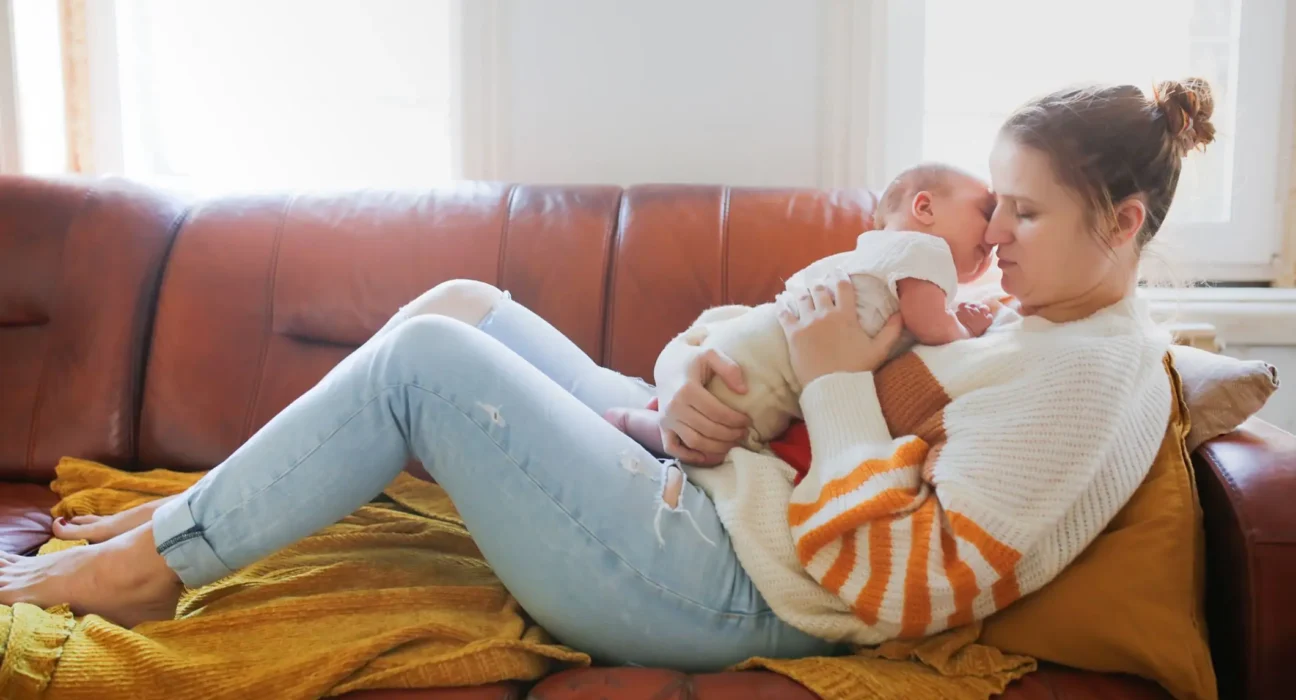 Depois do parto, quem cuida da mãe no puerpério?