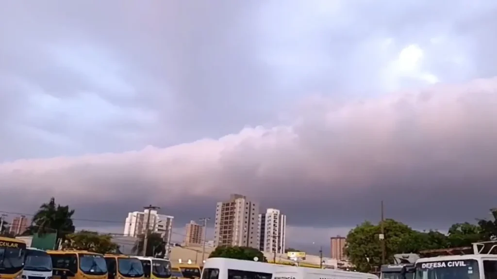 Nuvem rolo é registrada sobre cidade de SP; assista ao vídeo