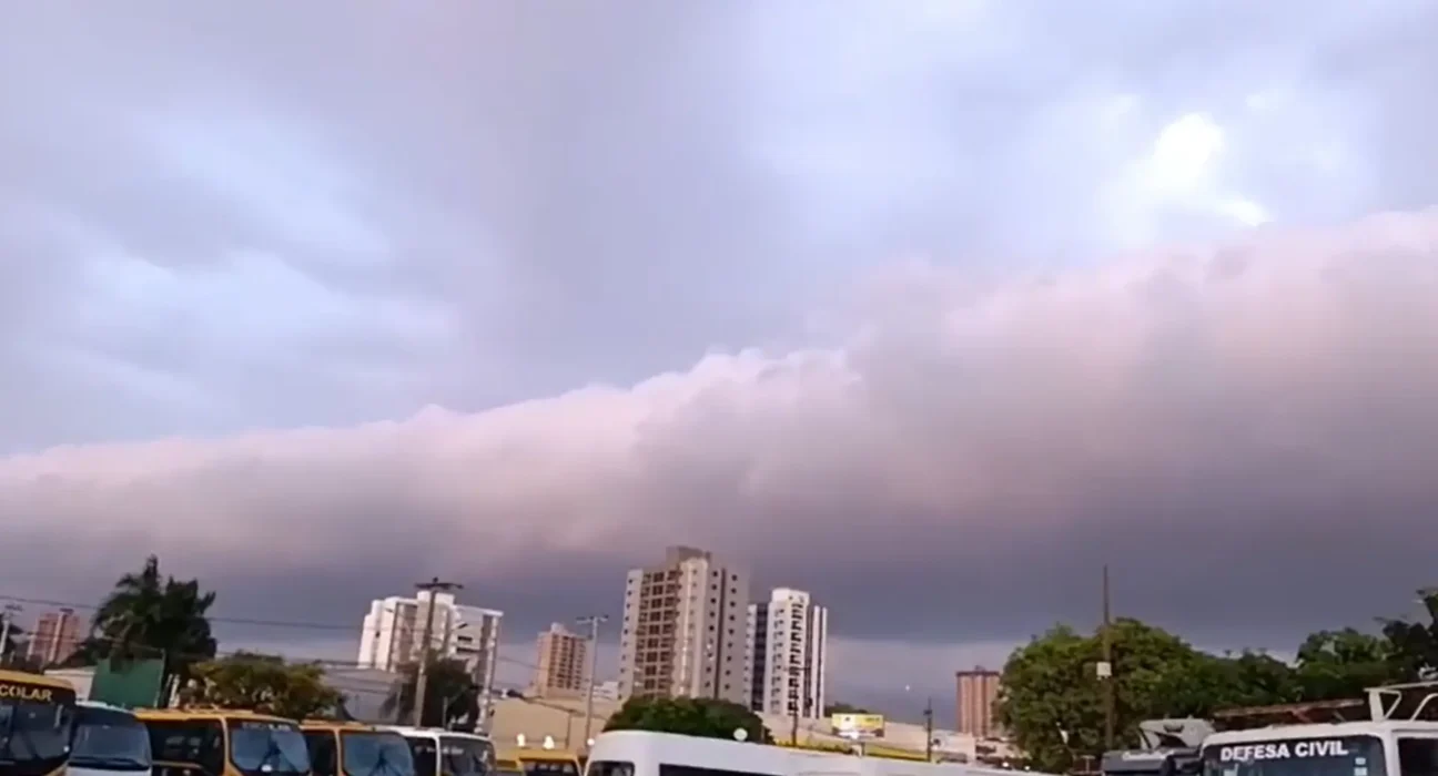 Nuvem rolo é registrada sobre cidade de SP; assista ao vídeo