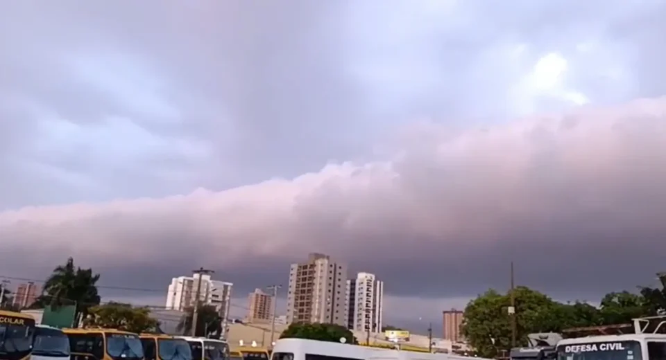 Nuvem rolo é registrada sobre cidade de SP; assista ao vídeo
