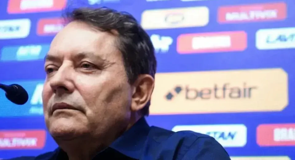 Após eliminações, Pedrinho chama reunião para motivar elenco