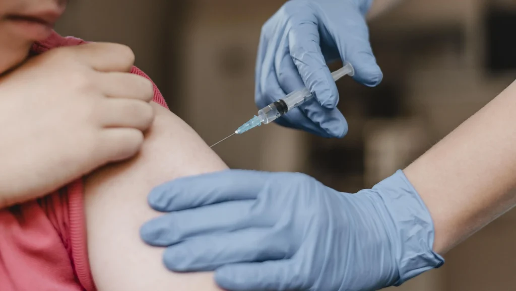 Saúde passa a recomendar vacina contra HPV para crianças vulneráveis