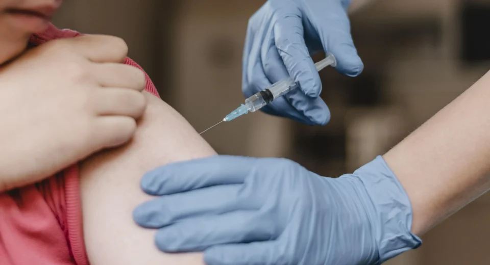 Saúde passa a recomendar vacina contra HPV para crianças vulneráveis