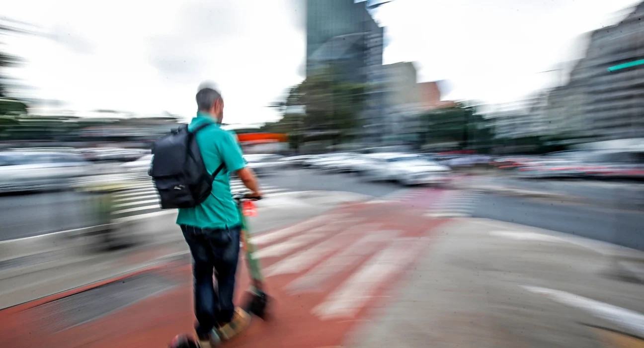 CET começa a fiscalizar bicicletas elétricas e patinetes em SP