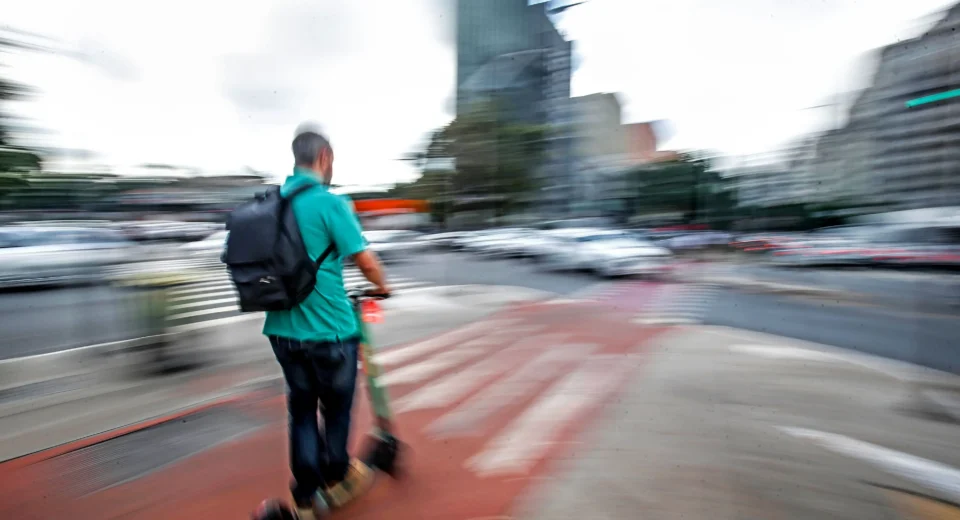 CET começa a fiscalizar bicicletas elétricas e patinetes em SP
