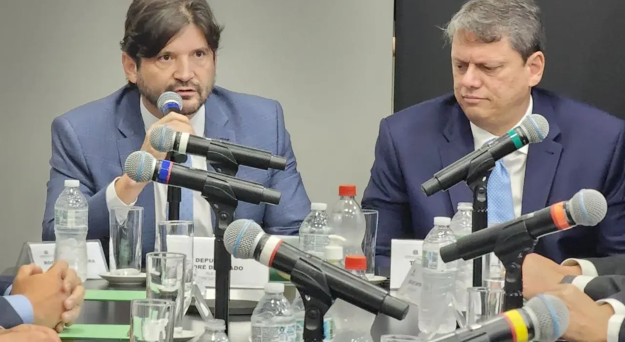 Tarcísio e André do Prado discutem sucessão na Alesp com PL forte