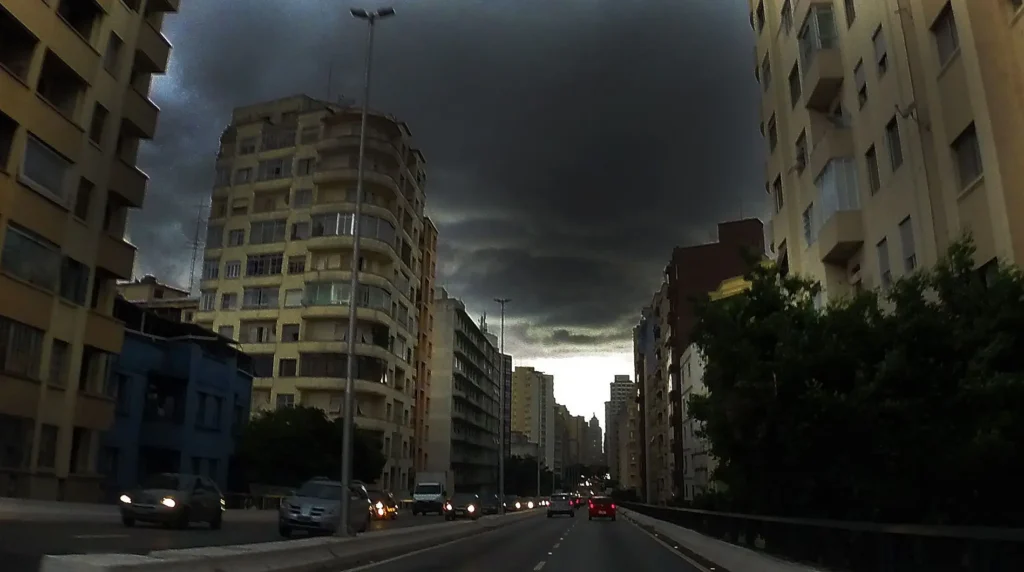 Ciclone extratropical deve manter chuva intensa em SP até sábado