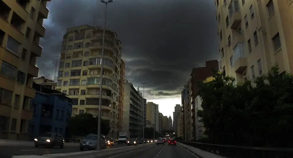 Ciclone extratropical deve manter chuva intensa em SP até sábado