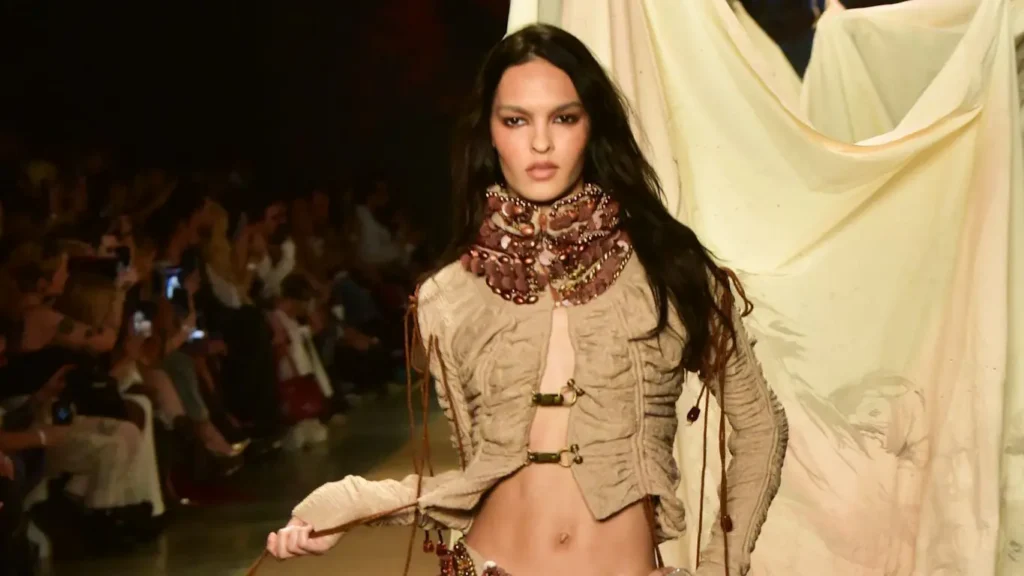 Modelo trans Liya Santos brilha com 19 desfiles no SPFW