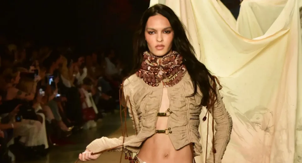 Modelo trans Liya Santos brilha com 19 desfiles no SPFW