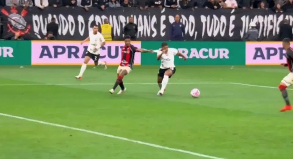 Corinthians reclama de arbitragem contra Vitória: erros não serão aceitos