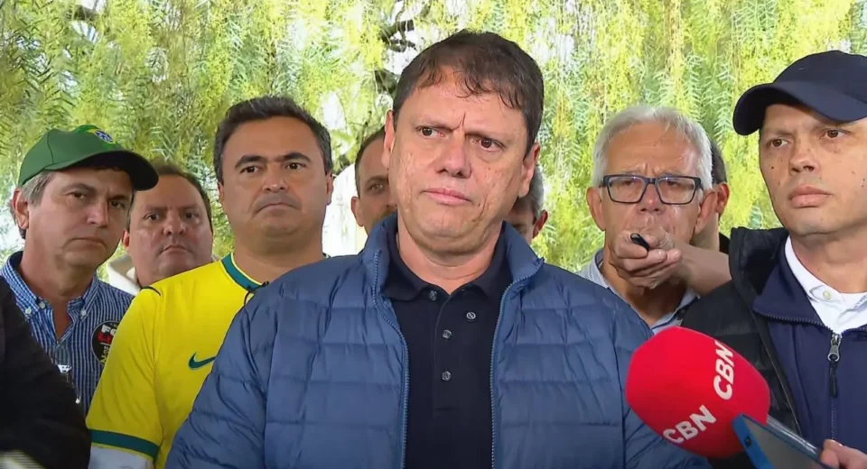 Tarcísio organiza agendas com Flávio em SP para o 2º turno