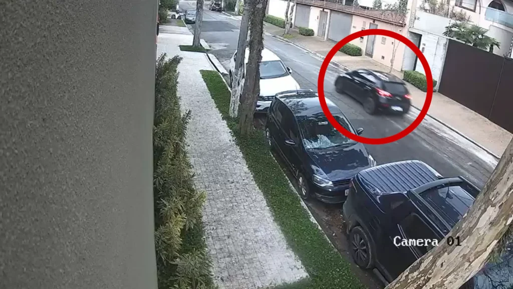Câmeras mostram carro invadindo casa da família Matsunaga em SP.