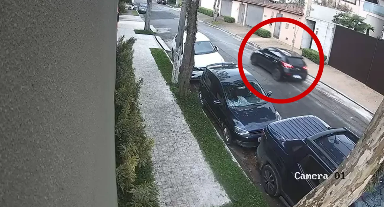 Câmeras mostram carro invadindo casa da família Matsunaga em SP.